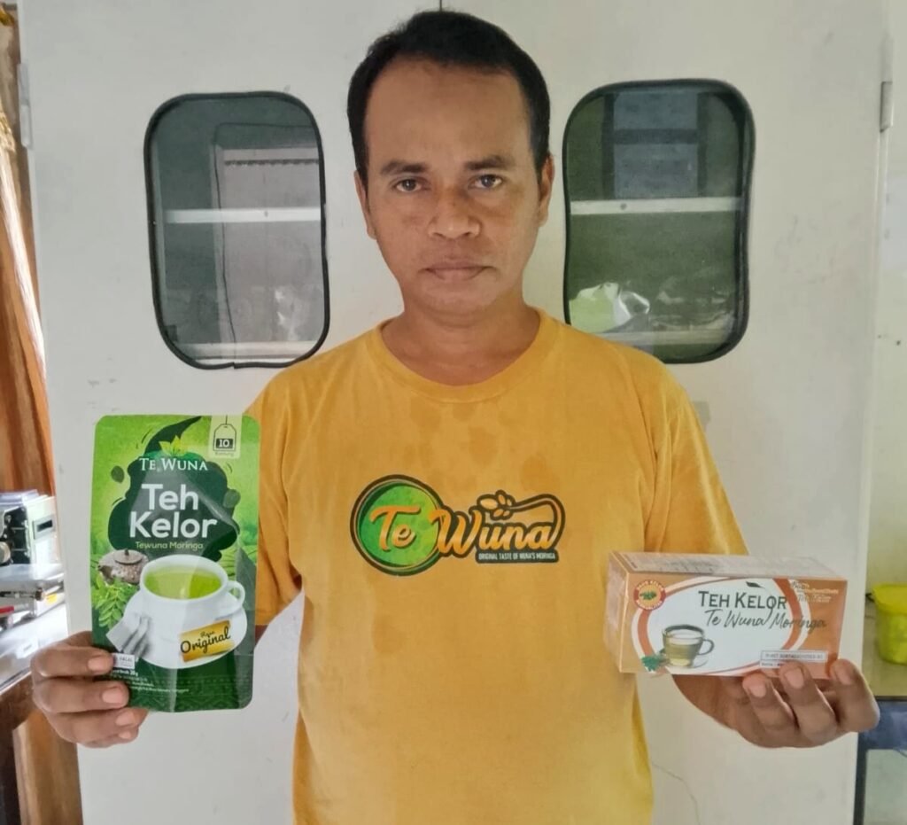 Anshar, pemilik UD Wuna Bharakati, menunjukkan produk Teh Kelor Te Wuna Moringa di rumah produksinya di Desa Lupia, Kabupaten Muna.